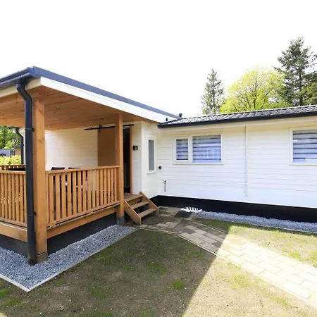 Zeer Ruim 6-persoons Met Overdekte Veranda Epe