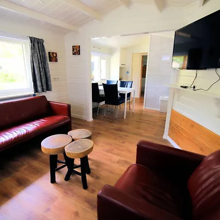 Zeer Ruim 6-persoons Met Overdekte Veranda 伊皮